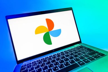 Prag, Çek Cumhuriyeti - 08 12 2025: Google Photos logosunu gösteren dinamik bir yakın plan. Google Fotoğrafları fotoğraf ve videoları saklamak ve düzenlemek için bir platformdur.