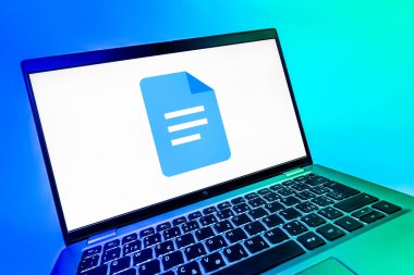 Prag, Çek Cumhuriyeti - 08 12 2025: Google Docs logosunu gösteren dinamik bir yakın plan. Google Docs metin belgeleri oluşturmak ve düzenlemek için bir platformdur.