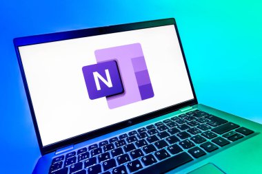 Prag, Çek Cumhuriyeti - 08 12 2025: Microsoft OneNote logosunu gösteren bir dizüstü bilgisayarın dinamik yakın çekimi. Microsoft OneNote not almak ve düzenlemek için bir platformdur.