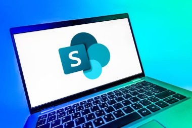 Prag, Çek Cumhuriyeti - 08 12 2025: Microsoft Sharepoint logosunu gösteren dinamik bir yakın plan. Microsoft Sharepoint işbirliği ve belge yönetimi için bir platformdur.
