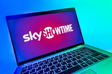 Prag, Çek Cumhuriyeti - 08 12 2025: SkyShowtime logosunu gösteren dinamik bir yakın plan. SkyShowtime, sinema ve televizyon dizileri için bir yayın platformudur..