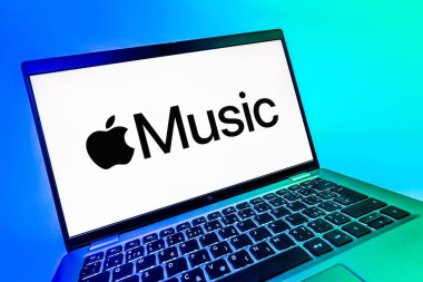Prag, Çek Cumhuriyeti - 08 12 2025: Apple Music logosunu gösteren bir dizüstü bilgisayarın dinamik yakın çekimi. Apple Music müzik için bir platformdur..