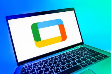 Prag, Çek Cumhuriyeti - 08 12 2025: Google TV logosunu gösteren bir dizüstü bilgisayarın dinamik yakın çekimi. Google TV film, program ve uygulamalar için bir platformdur..