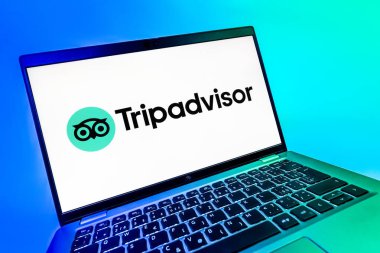 Prag, Çek Cumhuriyeti - 08 12 2025: TripDanışman logosunu gösteren bir dizüstü bilgisayarın dinamik yakın çekimi. Seyahat danışmanı seyahat değerlendirmeleri, rezervasyonlar ve tavsiyeler için bir platformdur..