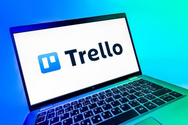Prag, Çek Cumhuriyeti - 08 12 2025: Trello logosunu gösteren bir dizüstü bilgisayarın dinamik yakın çekimi. Trello, tahta ve görevleri kullanarak proje yönetimi için bir platformdur.