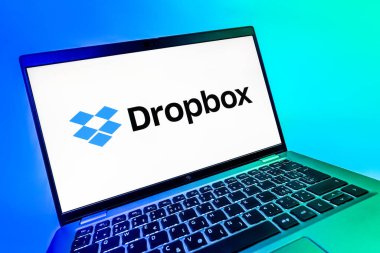 Prag, Çek Cumhuriyeti - 08 12 2025: Dropbox logosunu gösteren bir dizüstü bilgisayarın dinamik yakın çekimi. Dropbox bulut depolama ve dosya paylaşımı için bir platformdur.
