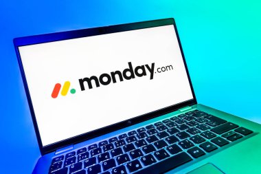 Prag, Çek Cumhuriyeti - 08 12 2025: Monday.com logosunu gösteren bir bilgisayarın dinamik yakın çekimi. Monday.com proje yönetimi ve takım işbirliği için bir platformdur.