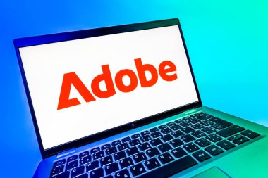 Prag, Çek Cumhuriyeti - 08 12 2025: Adobe logosunu gösteren bir dizüstü bilgisayarın dinamik yakın çekimi. Adobe yaratıcı araçlar ve hizmetler sunan bir yazılım şirketidir..