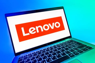 Prag, Çek Cumhuriyeti - 08 12 2025: Lenovo logosunu gösteren dinamik bir yakın plan. Lenovo bilgisayar ve elektronik üreten bir teknoloji şirketidir..
