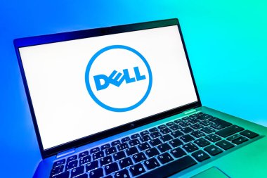 Prag, Çek Cumhuriyeti - 08 12 2025: Dell logosunu gösteren bir dizüstü bilgisayarın dinamik yakın çekimi. Dell bilgisayar ve bilişim çözümleri üreten bir teknoloji şirketidir..