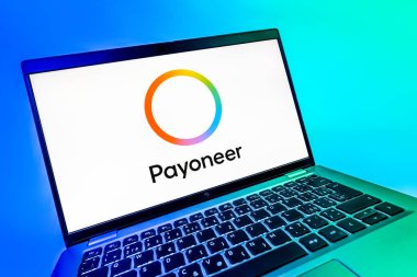Prag, Çek Cumhuriyeti - 08 12 2025: Payonez logosunu gösteren bir dizüstü bilgisayarın dinamik yakın çekimi. Paeveryone, küresel online ödemeler ve para transferleri için bir platformdur.