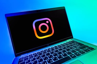 Prag, Çek Cumhuriyeti - 08 12 2025: Instagram logosunu gösteren dinamik bir yakın plan. Instagram fotoğraf ve video paylaşımı için bir sosyal medya platformudur..