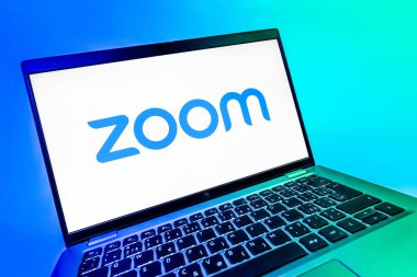 Prag, Çek Cumhuriyeti - 08 12 2025: Zoom logosunu gösteren bir bilgisayarın dinamik yakın çekimi. Zoom video toplantıları ve çevrimiçi işbirliği için bir platform.