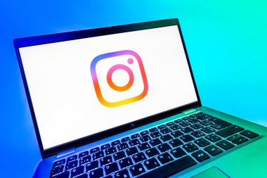 Prag, Çek Cumhuriyeti - 08 12 2025: Instagram logosunu gösteren dinamik bir yakın plan. Instagram fotoğraf ve video paylaşımı için bir sosyal medya platformudur..