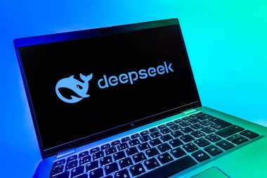 Prag, Çek Cumhuriyeti - 08 12 2025: Deepseek logosunu gösteren dinamik bir yakın plan. Deepseek yapay zeka destekli arama ve araştırma için bir platformdur.