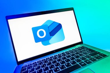 Prag, Çek Cumhuriyeti - 08 12 2025: Outlook logosunu gösteren bir bilgisayarın dinamik yakın çekimi. Outlook iletileri göndermek ve yönetmek için bir e- posta platformudur.