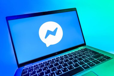 Prag, Çek Cumhuriyeti - 08 12 2025: Haberci logosunu gösteren dinamik bir yakın plan. Haberci Facebook 'ta mesajlaşma ve sohbet için bir platformdur.