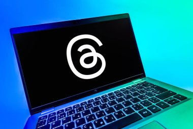 Prag, Çek Cumhuriyeti - 08 12 2025: İplik logosunu gösteren bir dizüstü bilgisayarın dinamik yakın çekimi. Tartışmalar, kısa gönderileri ve güncellemeleri paylaşmak için bir sosyal medya platformudur.