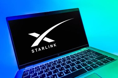 Prag, Çek Cumhuriyeti - 08 12 2025: Starlink logosunu gösteren bir dizüstü bilgisayarın dinamik yakın çekimi. Starlink küresel bağlantı sağlayan bir uydu internet hizmetidir.