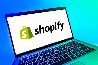 Prag, Çek Cumhuriyeti - 08 12 2025: Shopify logosunu gösteren dinamik bir yakın plan. Shopify çevrimiçi mağazalar oluşturmak ve yönetmek için bir platformdur.