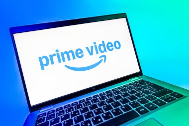 Prag, Çek Cumhuriyeti - 08 12 2025: Prime video logosunu gösteren bir dizüstü bilgisayarın dinamik yakın çekimi. Asal video, filmler ve TV programları için bir yayın platformudur..