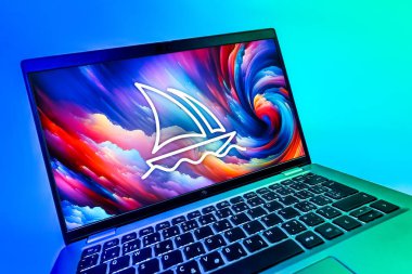 Prag, Çek Cumhuriyeti - 08 12 2025: Midtrip logosunu gösteren bir dizüstü bilgisayarın dinamik yakın çekimi. Midtrip yapay zeka ürünü resimler ve sanat için bir platformdur..