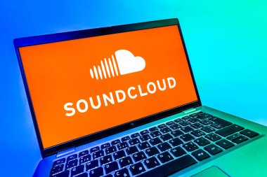 Prag, Çek Cumhuriyeti - 08 12 2025: SoundCloud logosunu gösteren dinamik bir yakın plan. SoundCloud müzik paylaşımı ve yayını için bir platformdur..