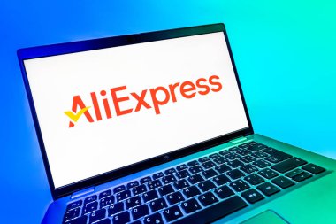 Prag, Çek Cumhuriyeti - 08 12 2025: AliExpress logosunu gösteren dinamik bir yakın plan. AliExpress, küresel çapta bir alışveriş ürünleri çevrimiçi pazarıdır..