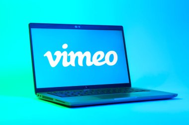 Prag, Çek Cumhuriyeti - 05: 18 2025: Vimeo logosunu gösteren bir dizüstü bilgisayarın düşük açılı görüntüsü. Vimeo, yüksek kaliteli video sunucu ve paylaşımı için bir platformdur.