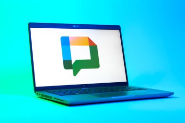 Prag, Çek Cumhuriyeti - 05: 18 2025: Google Chat logosunu gösteren bir dizüstü bilgisayarın düşük açılı görüntüsü. Google Chat mesajlaşma ve takım işbirliği için bir platformdur.