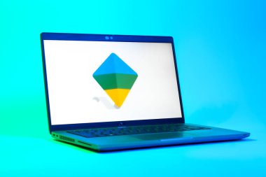 Prag, Çek Cumhuriyeti - 05: 18 2025: Google Family Link logosunu gösteren bir dizüstü bilgisayarın düşük açılı görüntüsü. Google Family Link ebeveyn denetimi ve çocuk hesabı yönetimi için bir platformdur.