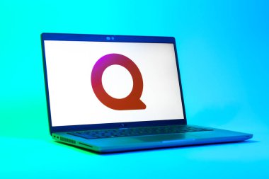 Prag, Çek Cumhuriyeti - 05: 18 2025: Quora logosunu gösteren bir dizüstü bilgisayarın düşük açılı görüntüsü. Quora soru sormak ve bilgi paylaşmak için bir platformdur..