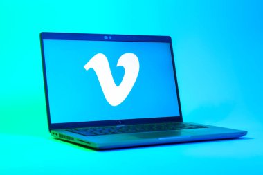Prag, Çek Cumhuriyeti - 05: 18 2025: Vimeo logosunu gösteren bir dizüstü bilgisayarın düşük açılı görüntüsü. Vimeo, yüksek kaliteli video sunucu ve paylaşımı için bir platformdur.