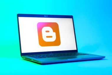 Prag, Çek Cumhuriyeti - 05: 18 2025: Blogger logosunu gösteren bir dizüstü bilgisayarın düşük açılı görüntüsü. Blogger blog oluşturma ve yayınlama için bir platformdur.