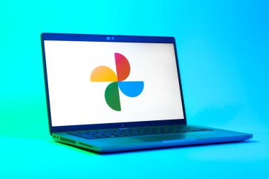 Prag, Çek Cumhuriyeti - 05: 18 2025: Google Photos logosunu gösteren bir dizüstü bilgisayarın düşük açılı görüntüsü. Google Fotoğrafları fotoğraf ve videoları saklamak ve düzenlemek için bir platformdur.