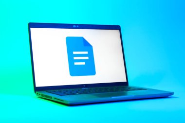 Prag, Çek Cumhuriyeti - 05: 18 2025: Google Docs logosunu gösteren bir dizüstü bilgisayarın düşük açılı görüntüsü. Google Docs metin belgeleri oluşturmak ve düzenlemek için bir platformdur.