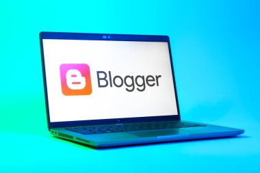 Prag, Çek Cumhuriyeti - 05: 18 2025: Blogger logosunu gösteren bir dizüstü bilgisayarın düşük açılı görüntüsü. Blogger blog oluşturma ve yayınlama için bir platformdur.
