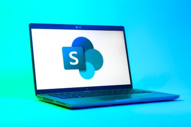 Prag, Çek Cumhuriyeti - 05: 18 2025: Microsoft Sharepoint logosunu gösteren bir dizüstü bilgisayarın düşük açılı görüntüsü. Microsoft Sharepoint işbirliği ve belge yönetimi için bir platformdur.