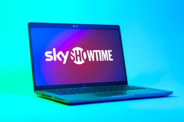 Prag, Çek Cumhuriyeti - 05: 18 2025: SkyShowtime logosunu gösteren bir dizüstü bilgisayarın düşük açılı görüntüsü. SkyShowtime, sinema ve televizyon dizileri için bir yayın platformudur..
