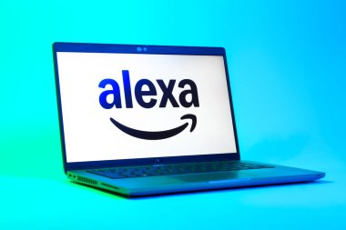 Prag, Çek Cumhuriyeti - 05: 18 2025: Alexa logosunu gösteren dizüstü bilgisayarın düşük açılı görüntüsü. Alexa akıllı aygıtlar ve servisler için ses asistanıdır.