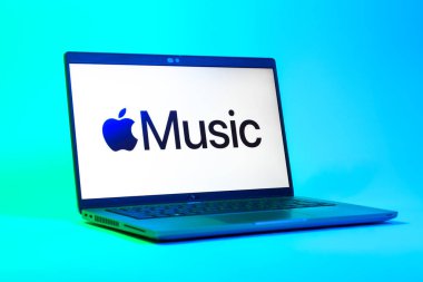Prag, Çek Cumhuriyeti - 05: 18 2025: Apple Music logosunu gösteren bir dizüstü bilgisayarın düşük açılı görüntüsü. Apple Music müzik için bir platformdur..