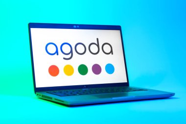 Prag, Çek Cumhuriyeti - 05: 18 2025: Agoda logosunu gösteren bir dizüstü bilgisayarın düşük açılı görüntüsü. Agoda, otelleri ve seyahat yerlerini ayırtmak için bir platform..