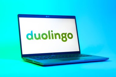 Prag, Çek Cumhuriyeti - 05: 18 2025: Duolingo logosunu gösteren bir dizüstü bilgisayarın düşük açılı görüntüsü. Duolingo interaktif olarak dil öğrenmek için bir platformdur..