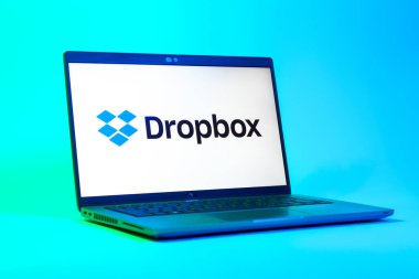 Prag, Çek Cumhuriyeti - 05: 18 2025: Dropbox logosunu gösteren bir dizüstü bilgisayarın düşük açılı görüntüsü. Dropbox bulut depolama ve dosya paylaşımı için bir platformdur.