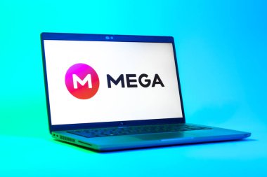 Prag, Çek Cumhuriyeti - 05: 18 2025: Mega logosunu gösteren dizüstü bilgisayarın düşük açılı görüntüsü. Mega şifreli dosya paylaşımı ile bulut depolama platformu.