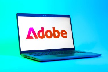 Prag, Çek Cumhuriyeti - 05: 18 2025: Adobe logosunu gösteren bir dizüstü bilgisayarın düşük açılı görüntüsü. Adobe yaratıcı araçlar ve hizmetler sunan bir yazılım şirketidir..