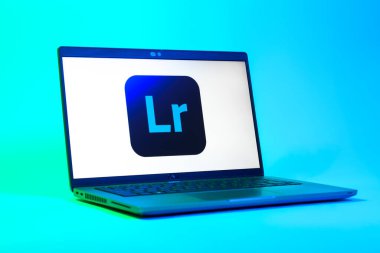 Prag, Çek Cumhuriyeti - 05: 18 2025: Lightroom logosunu gösteren bir dizüstü bilgisayarın düşük açılı görüntüsü. Lightroom fotoğraf düzenleme ve yönetim için bir yazılımdır..