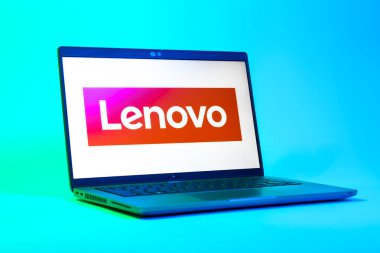 Prag, Çek Cumhuriyeti - 05: 18 2025: Lenovo logosunu gösteren bir dizüstü bilgisayarın düşük açılı görüntüsü. Lenovo bilgisayar ve elektronik üreten bir teknoloji şirketidir..