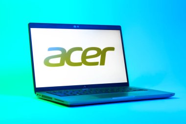 Prag, Çek Cumhuriyeti - 05: 18 2025: Acer logosunu gösteren bir dizüstü bilgisayarın düşük açılı görüntüsü. Acer bilgisayar ve elektronik üreten bir teknoloji şirketidir..