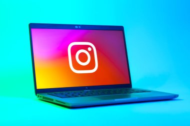 Prag, Çek Cumhuriyeti - 05: 18 2025: Instagram logosunu gösteren bir dizüstü bilgisayarın düşük açılı görüntüsü. Instagram fotoğraf ve video paylaşımı için bir sosyal medya platformudur..